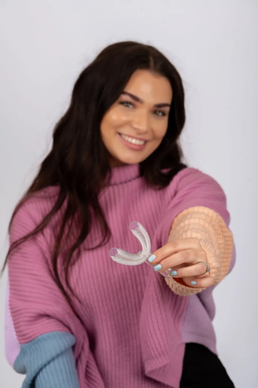 Dispozitivul Myo Munchee ținut în mână, din fotografiile de studio IOMFT
