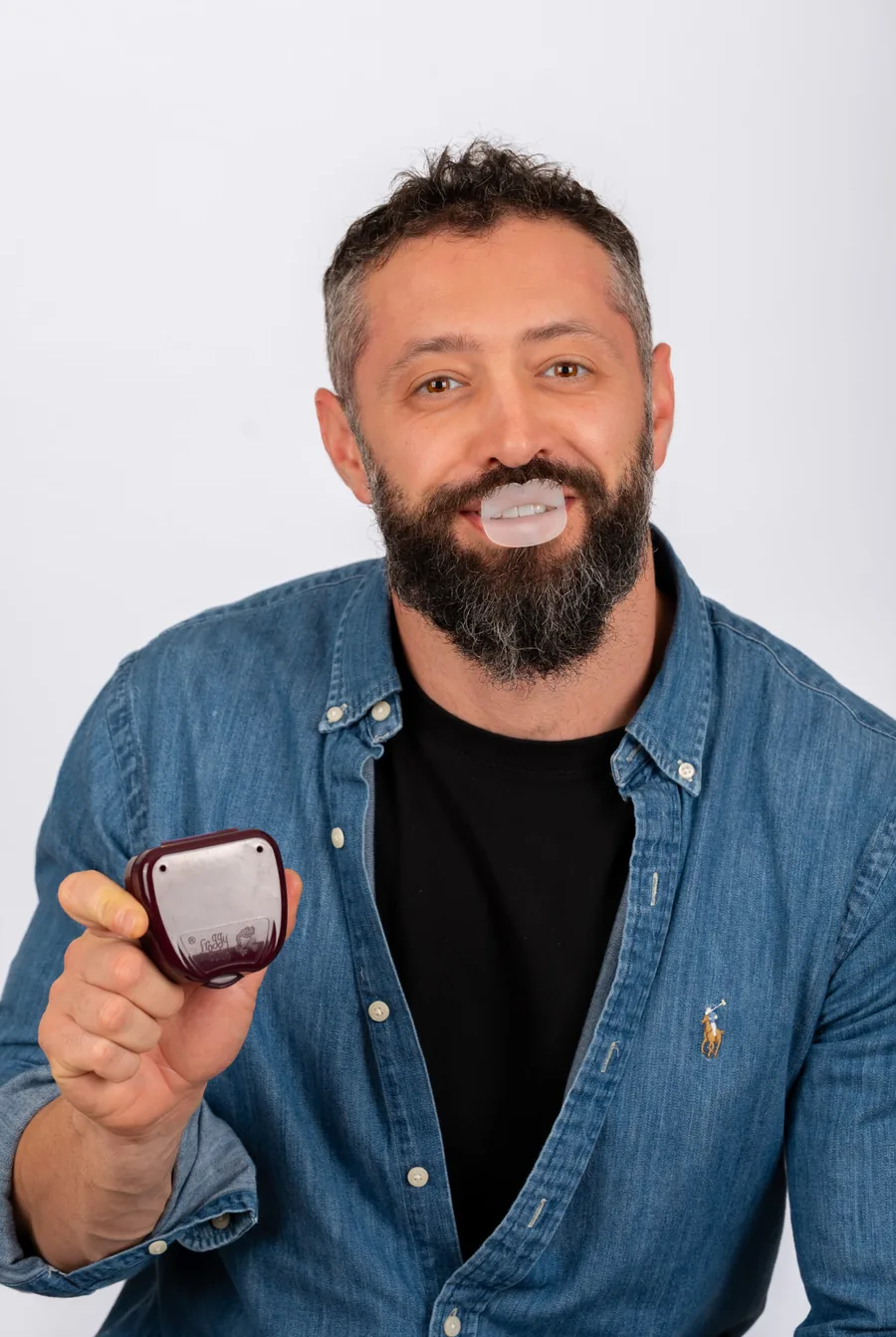Dispozitivul Froggymouth în carcasă, ținut în mână, din fotografiile de studio IOMFT