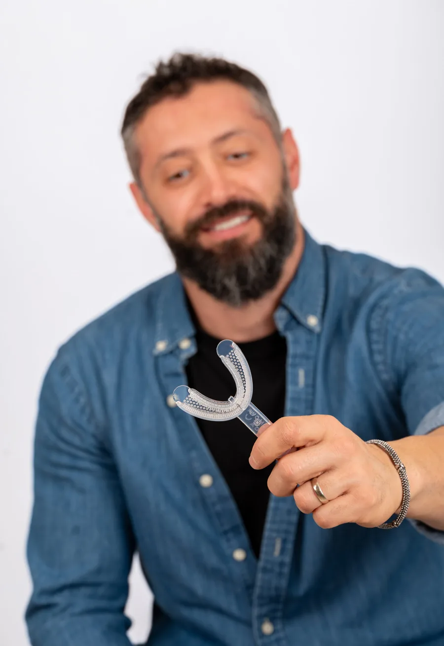 Dispozitivul Myo Munchee ținut în mână, din fotografiile de studio IOMFT