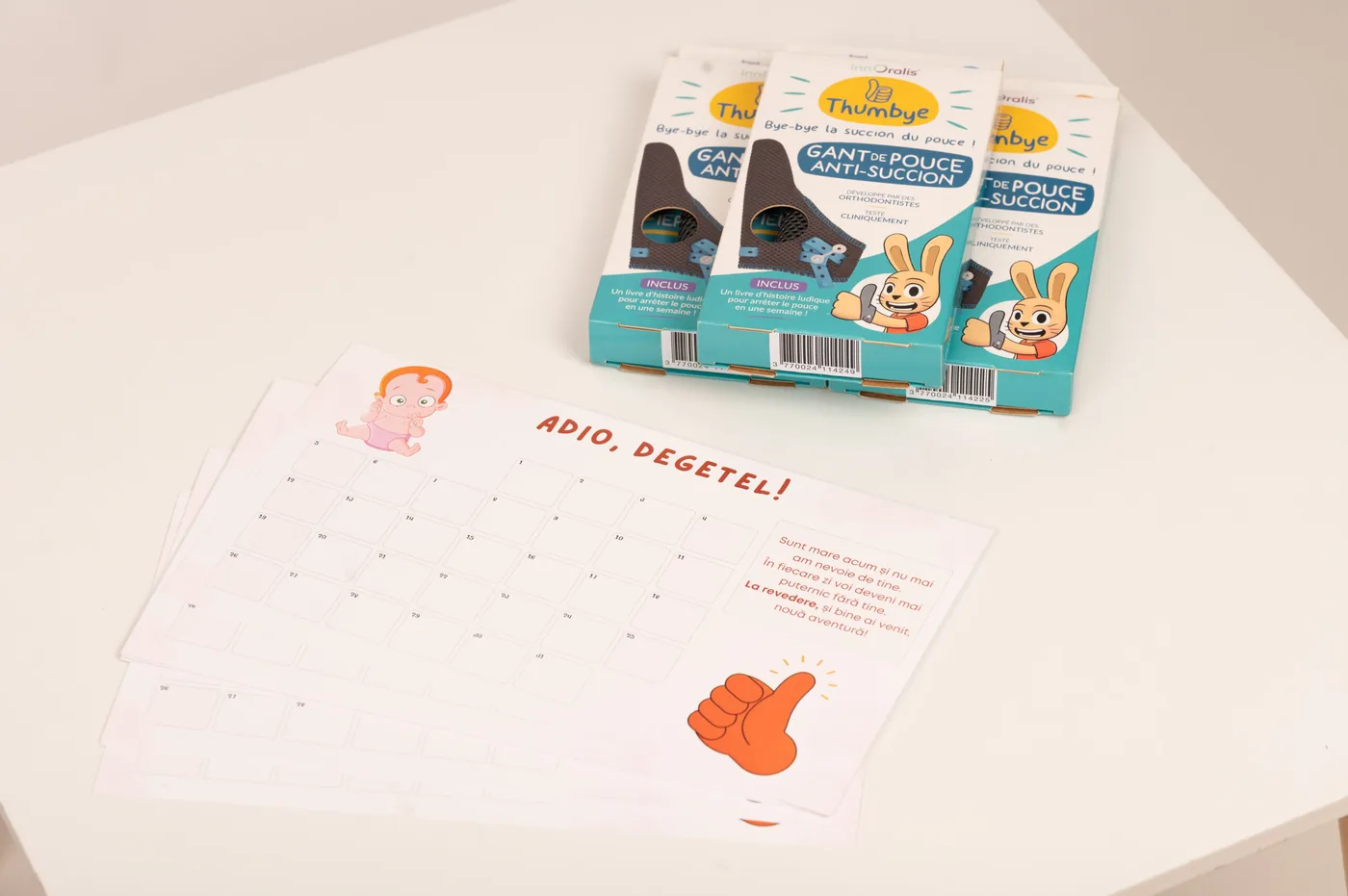 Calendarul „Adio, degețel!” lângă cutiile Thumbye