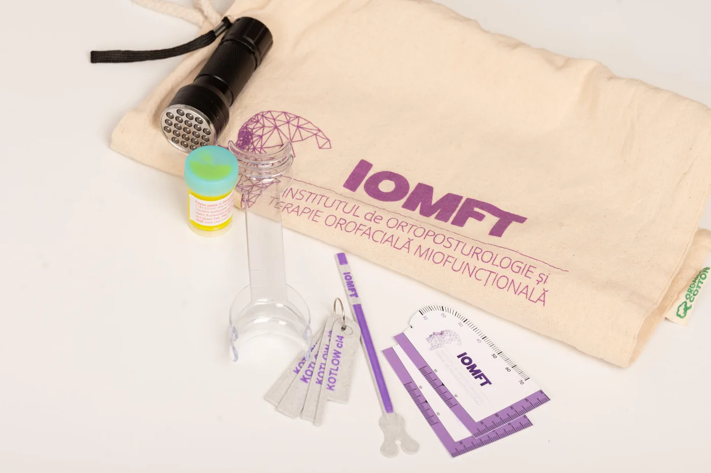 Instrumentele kitului de evaluare oro-facială: lanterna, rigla pentru fren, săculețul IOMFT